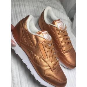  - Reebok Classic Leather X FACE STHLM size 7.5 (eu 38) Nypris 849:-  Använda 1ggn tyvärr fel strl. Finns inte att köpa längre då det var collaboration edition. Köparen står för ev frakt.