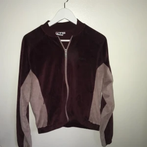  - En fila kofta  Aldrig använd bara testat en gång Storlek: S Nypris: runt 700+  Frakt ingår i priset Betalning via swish  Säljer eftersom jag inte passar i den