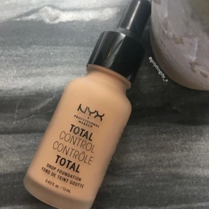  - NYX total control drop foundation, färg 07 natural😍 Endast testad 1 gång, fel färg för mig ;(