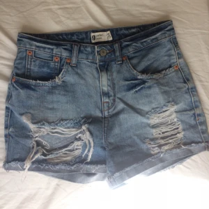  - Jeansshorts från Gina tricot i strl 34, mkt bra skick