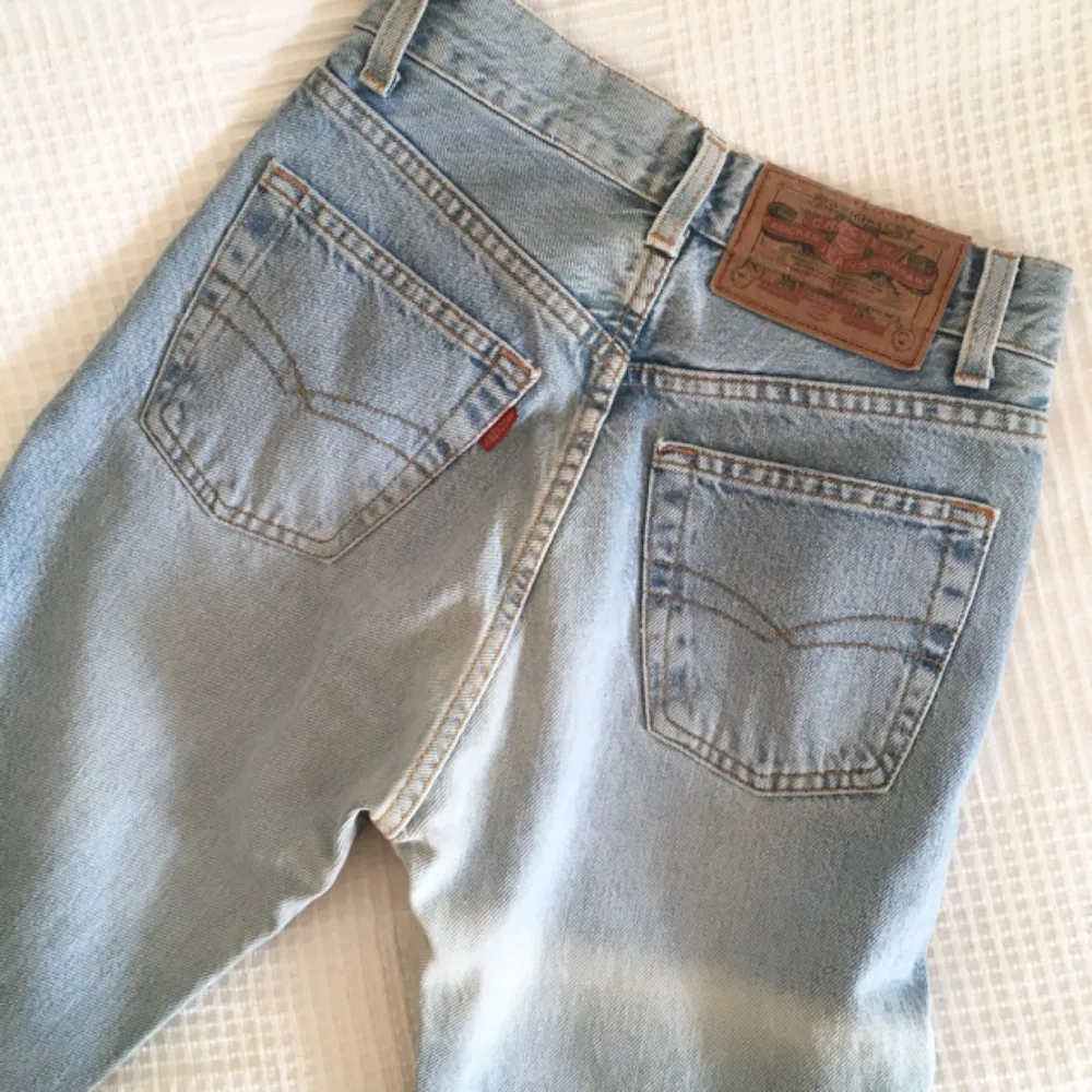 Såå fina vintage-jeans av märket Crocker. Hög midja, påminner om Levis 501. Har en lätt ljusare slitning på högra baksida (se bild). Är strl 25 (liten i storleken) och längd 34. Säljer pga för små :( . Jeans & Byxor.