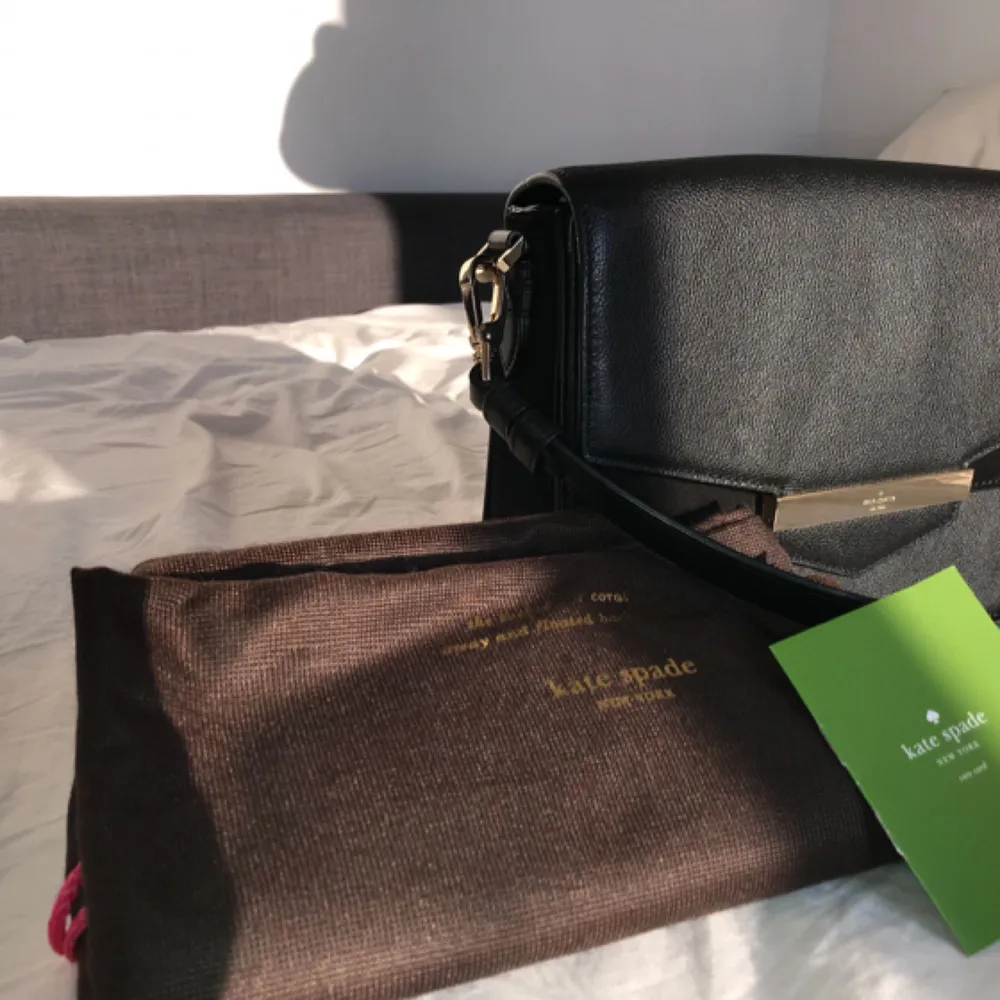  Kate Spade KAELA bag, original brand new, sold with dustbag and Kvittot. New price $ 287.75 (= £ 2357) Black leather with black mock details (including the inner lid) More pictures sent on request 28 cm wide 20 cm tall 7 cm deep. Väskor.