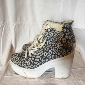  - Fina platåer i textil som är i bra skick förutom att sulan är lite smutsig. Använda Max 5 ggr. Alla textiler är rena/hela. Nypris 600