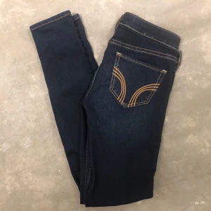  - Jeans från Hollister. Stuprör och låg midja, mycket stretchiga. Aldrig använda.