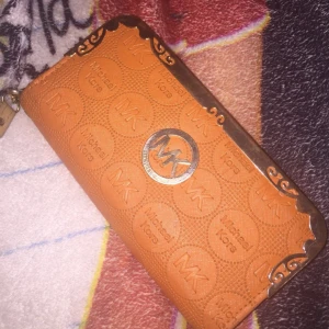  - Orange plånbok, bra och annvändbar. Kan frakta