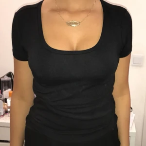  - Vanlig svart tshirt 