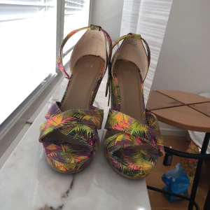  - Supersnygga somriga klackar med ankelrem. Hämtas i T-Centralen/Skogås eller fraktas mot kostnad (köparen betalar)   