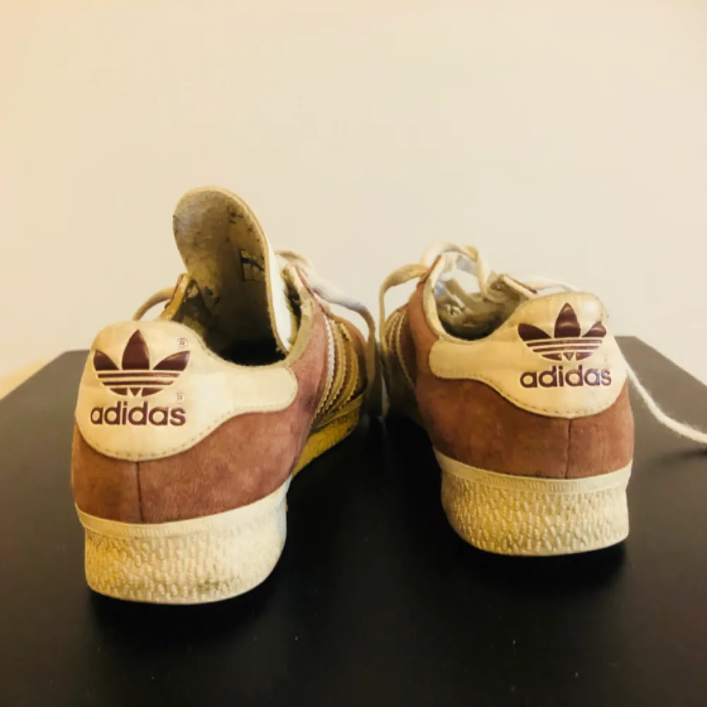 Något slitna adidas, men i gott skick. Små i storleken.   Frakten ingår i priset! . Skor.