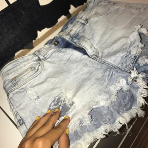  - Ljusa slitna shorts, knappt använda 