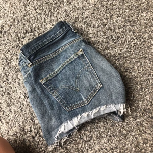  - Snygga levisshorts! Köparen står för frakt. Passar mig som är 36 på andra jeans/byxor.