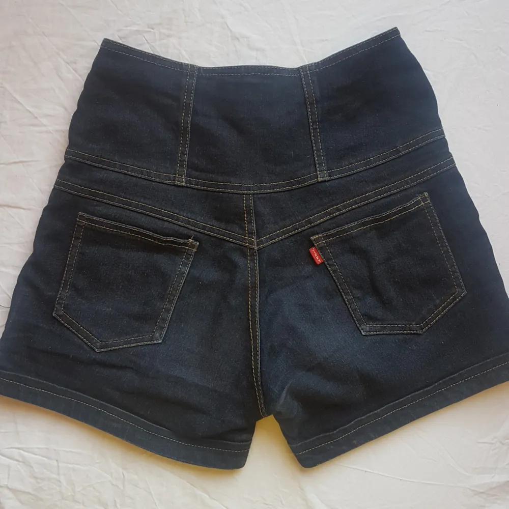 Ett par shorts som bara ligger i min garderob, säljer pga att de är för små.   köparen betalar frakt . Shorts.