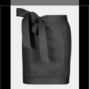  - Kjol från Rodebjers vår/vinterkollektion 2018. Använd ett par gånger så superfint skick! Viskosblandning men har en mjuk och följsam skinnkänsla. 