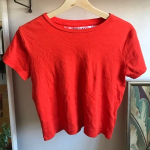  - Bäääästa t-shirtmodellen någonsin har i varje färg men den här blev lite väl orange för mig. Ser väldigt röd ut men är mörkorange. Lite kort i modellen men absolut ingen magtröja