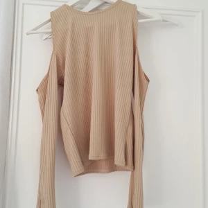  - Jättefin nude/beige tröja med öppna axlar från Nakd. Storlek M.  Använd 1 gång. 