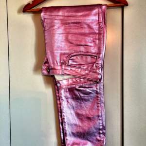 Ett par rosa metallic byxor i storl 38! Använda 1 gång! Ligger i garderoben o tar plats!  Köparen betalar frakten på 120kr