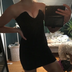  - Mocka/sidenaktig tight klänning utan band. U-ringningen är regleringsbar. Denna sitter bra även om man som mig har små bröst. 