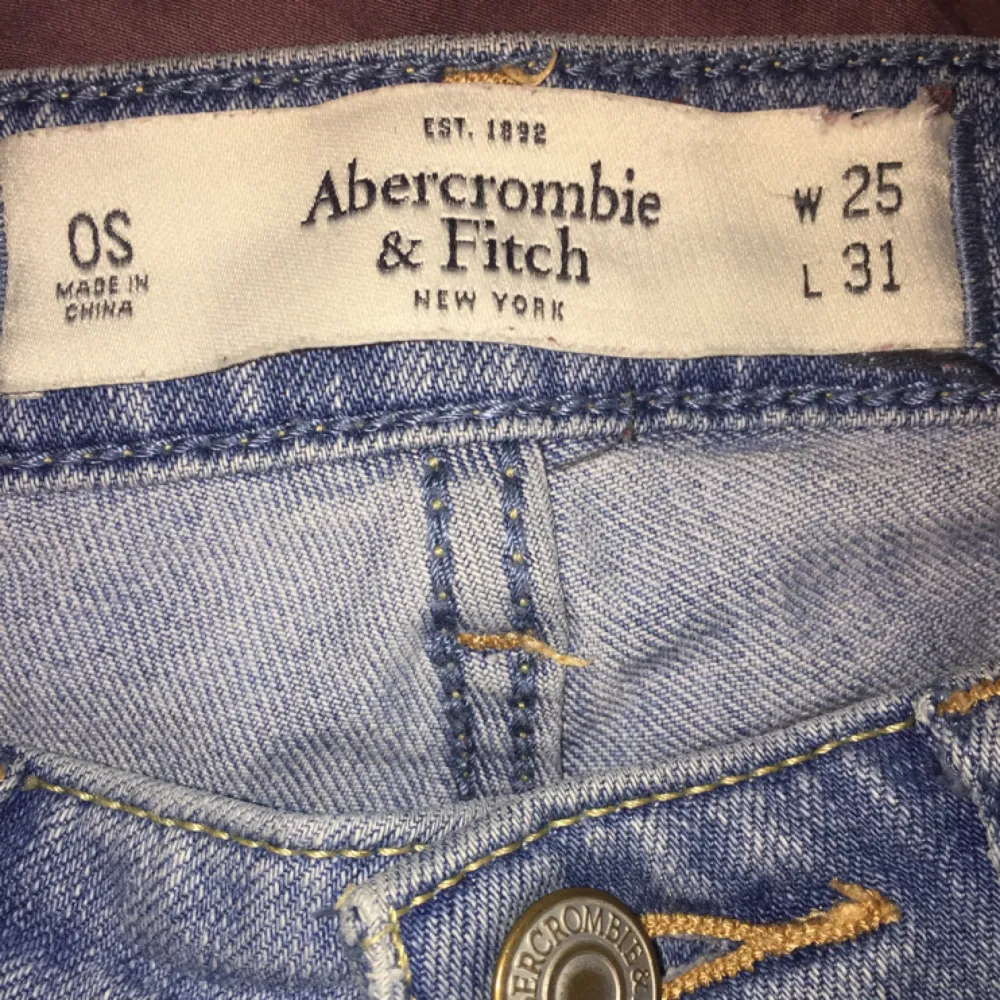 Abercrombie jeans i fint skick, inköpta i LA. Perfekta fitten i strl W25/L31. . Jeans & Byxor.