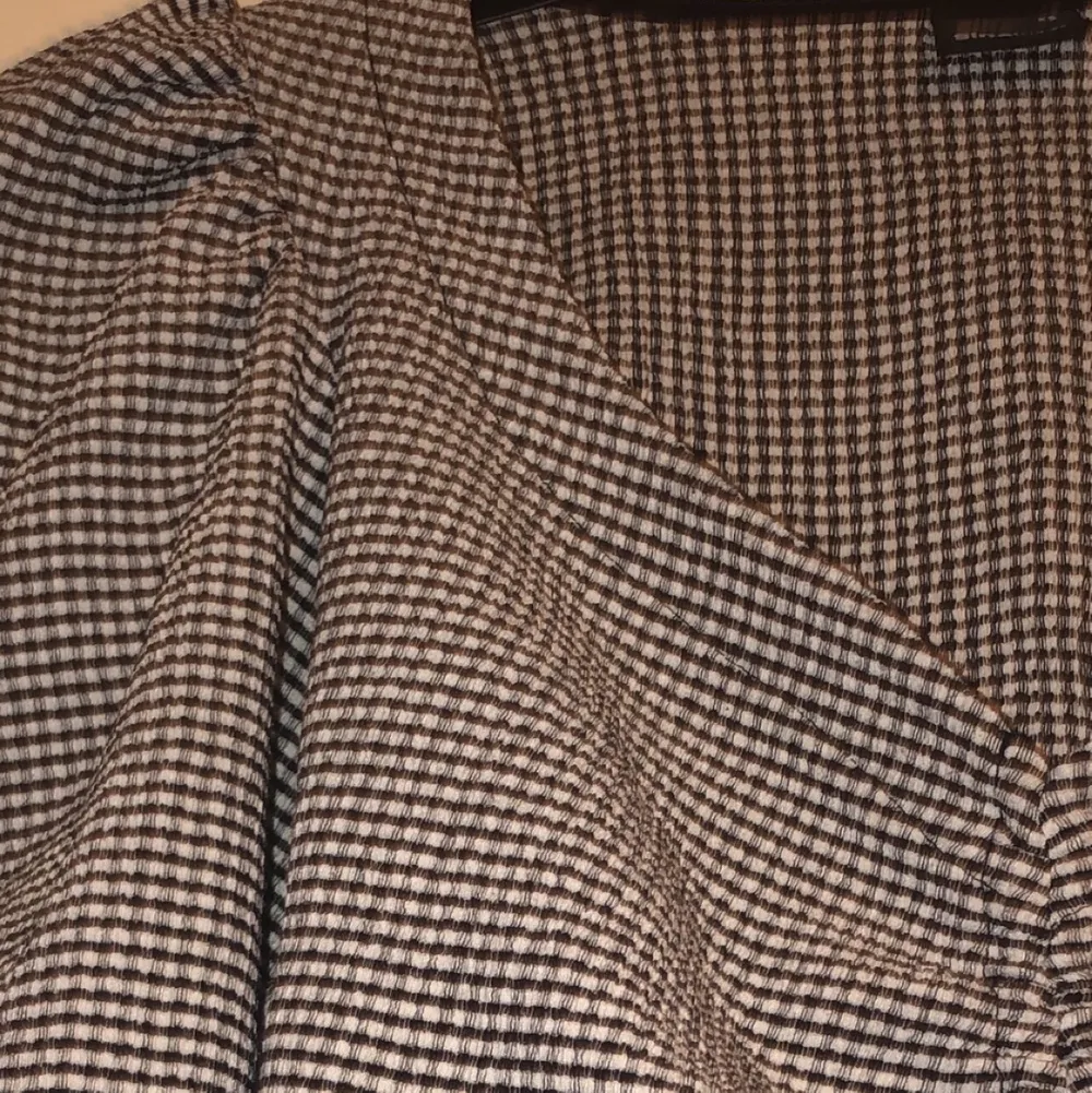 Rutig urringad tröja ifrån Ginatricot, använd några gånger i väl skick, storlek XS, original priset 280kr men säljer för 80kr . Blusar.