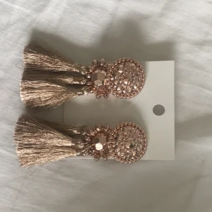 Öronhängen H&M HELT NYA - Helt nya oanvända öronhängen från H&M. Ordinariepris: 99kr. Mitt pris 50kr 🌟