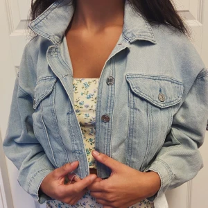 Jeansjacka missguided - Kort jeansjacka ifrån missguided. Storlek 8 (motsvarar ungefär 36) säljs för 100  💕