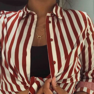  - Jättesnygg randig skjorta/blus i jättebra skick, köpt på Vero Moda för några år sen men i nyskick då jag köpte den för o använda på ett bröllop. Den är uppknuten på bilden men är egentligen lång. 80kr+frakt 