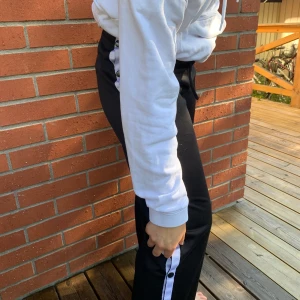 Popper pants svarta - Svarta byxor med knappar hela vägen upp. Knapparna sitter hårt så man behöver inte vara orolig att de ska gå upp. Tunn fleece inuti byxorna, väldigt varma och sköna. I storlek L passar mer till M. Du står för frakten:)