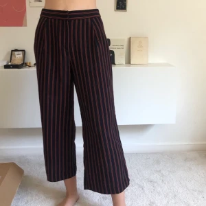 Randiga tygbyxor - Tygbyxor i orange och mörkblått. Köparen står för frakt💓