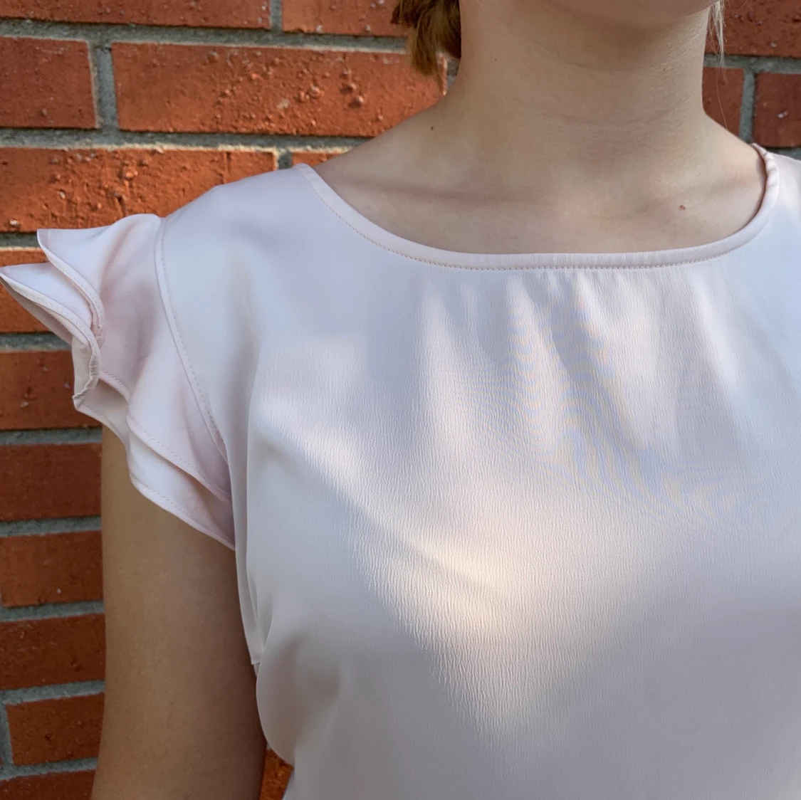 Ljusrosa klänning volanger 