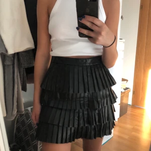plisserad läderkjol - skitcool kjol som tyvärr blivit för stor. endast använd två gånger 💗 