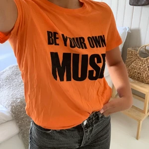 Malene Birger T-shirt - En skitsnygg t-shirt från Malene Birger som är i superskönt material! 🧡 Ord. Pris ligger på runt 450 kr