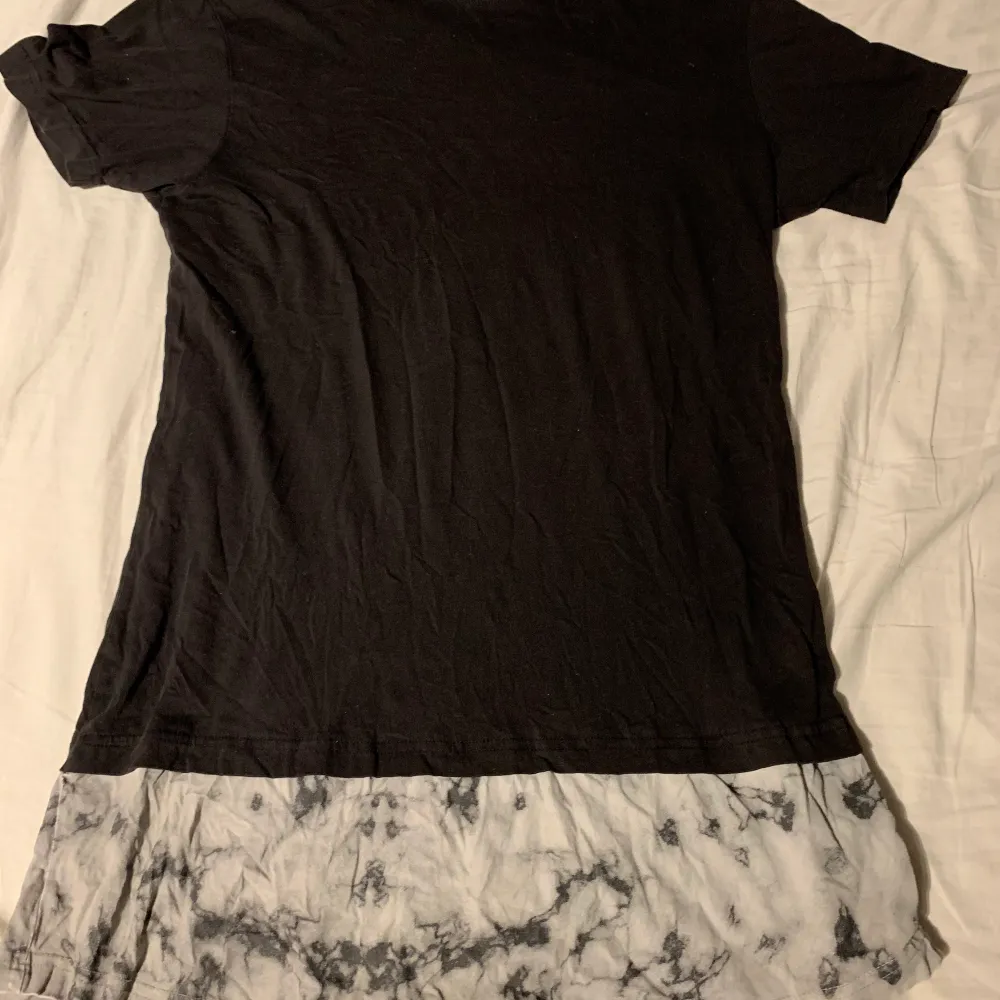 Snygg svart t shirt med grå detalj längst ner⚡️. T-shirts.