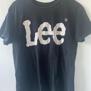 Lee T-shirt - Knappt använd, lite skrynklig pga att den legat i min garderob. Vid önskemål av plagget på så är det bara att skriva:) Betalningssätt diskuteras.