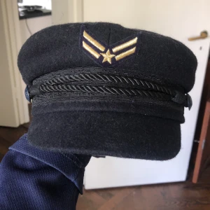 Hadid x Tommy Hilfiger cabbie hat hatt - Get it as a gift long time ago unfortunately my head is too big for size S. Bought on Zalando and used max 3 times - to comfort my friend 🙈 