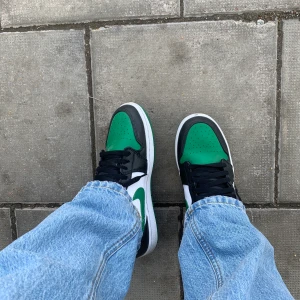 Nike air Jordan 1 - Sparsamt använda Nike air Jordan 1s. Köpt på Nikes egna hemsida. Inga tecken på slitage och inte creasade heller. Storlek 41 men passar också 40/39 Buda! Högsta bud: 1650