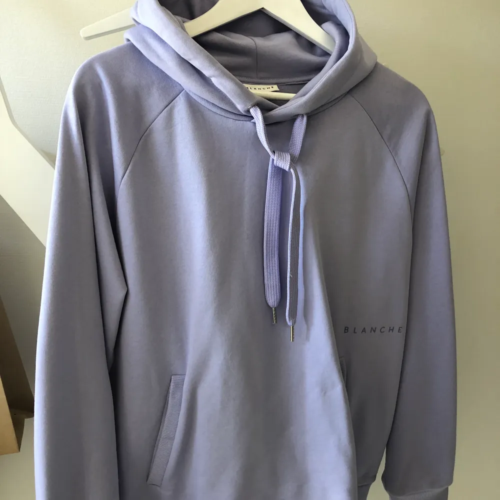 Super fin hoodie från Blanche, lila/lavendel färgad.  Stl. M  Endast använd ett fåtal gånger.. Hoodies.
