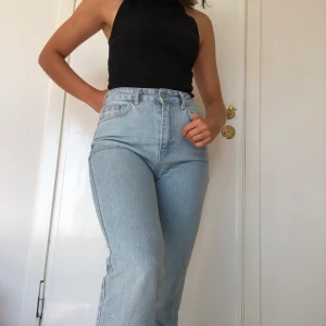 Ljus blå jeans - Ljus blå jeans, storlek 34. Insydd midja så de sitter som en smäck i midjan, w25-26. 