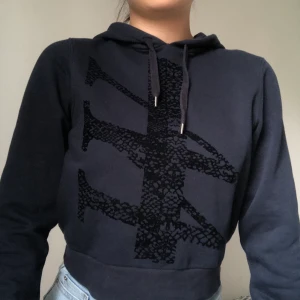 Blå Hoodie - Mörkblå hoodie från Carina Wester. Använd några få gånger och har inga skador. Det är en lite kortare hoodie med stor luva. Köpte den i storlek XS men passar mig som har S/M. Köparen står för frakten