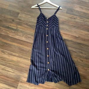 Long blue button down dress. strl s - Long blue button down dress from pull and bear size small. In good condition, however, not new. Vill bara bli av med allt! Pruta gärna! Kan säkert fixa bra paketpris! 