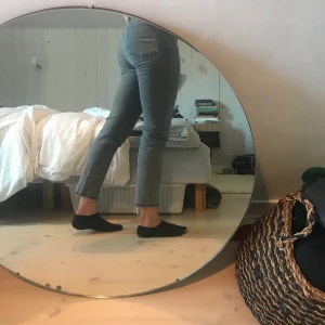 Grå jeans från Zara - Väldigt fina och sköna jeans från Zara i storlek 36. Gillar verkligen den gråa färgen💙