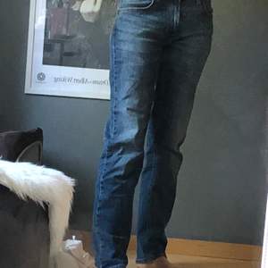 ett par lågmidjade lee jeans i storlek w29 L32 från killavdelningen . Frakt tillkommer