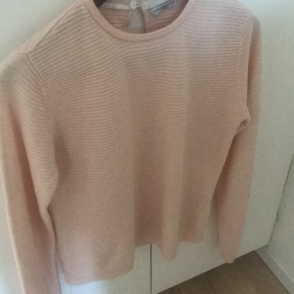 Säljer denna gammel rosa tröja köpt på veromoda. storlek small, pris 80kr+frakt (63kr). Tröjor & Koftor.