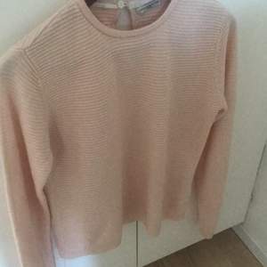 Säljer denna gammel rosa tröja köpt på veromoda. storlek small, pris 80kr+frakt (63kr)