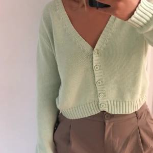 Kofta  - Fin pastell grön kofta från Brandy Melville. Sparsamt använd och storleken är one size.