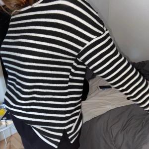 Randig tröja  - Tröjan i storlek S från Hm