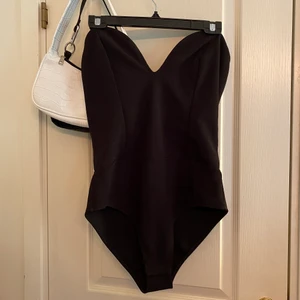 Body - Svart body utan ärmar. Står ingen storlek men jag är M och den passar mig🌸 Frakt tillkommer, 63kr, spårbar. Jag har köp 3 betala för 2 på allt jag säljer🌻