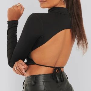 Topp med öppen rygg - Säljer min topp med öppen rygg som är i ett liknande silkesmaterial ✨ Använd ca 3 gånger så i toppskick ! Frakt : 30kr 😁