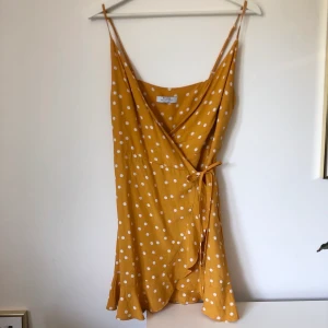 Gul prickig klänning - Supersöt gul klänning med vita prickar från Bershka. Storlek S men ganska liten så passar nog XS-S då den även är reglerbar både i midjan och i axelbanden. 💛 250kr inkl frakt. Bilderna blir något gråare i färgen när de laddas upp på Plick, är en väldigt fin klar något mörkare gul färg 💛🧡