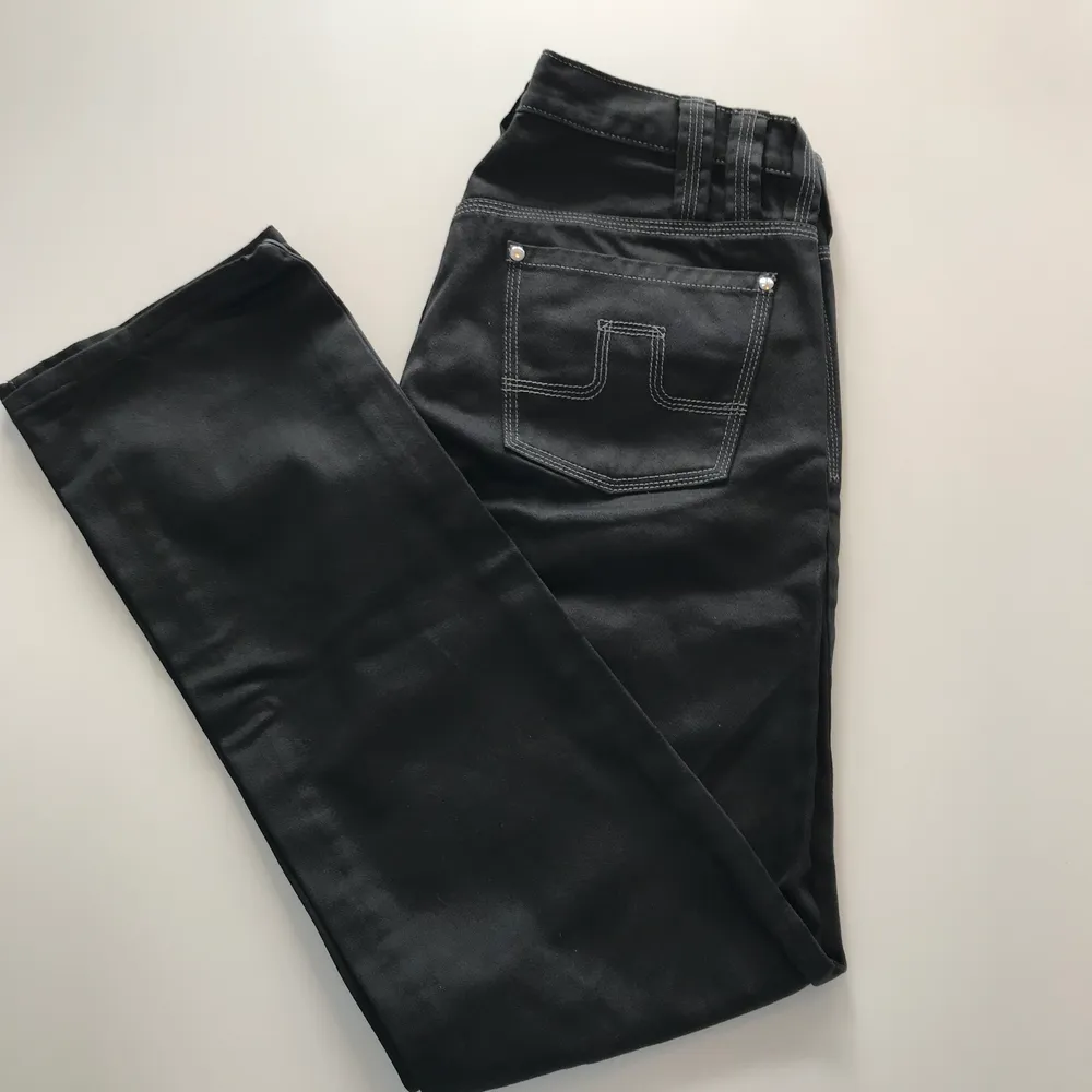 Super snygga jeans från JLindberg. Originalpriset är 1300kr. Helt oanvända. Priset kan diskuteras och franken ingår i priset!. Jeans & Byxor.
