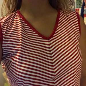 vit- och rödrandigt linne  -  randigt linne med tjocka axelband. bra skick! frakt tillkommer eller så kan jag mötas upp i malmö 