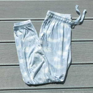 Molniga pyjamasbyxor  - Super söta molniga pyjamasbyxor. Använda endast en gång, därmed är dom i väldigt fint skick! Jag är 173 cm och dom är lite för korta på mig. Köparen står för frakten <3